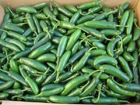 Caja con chile serrano