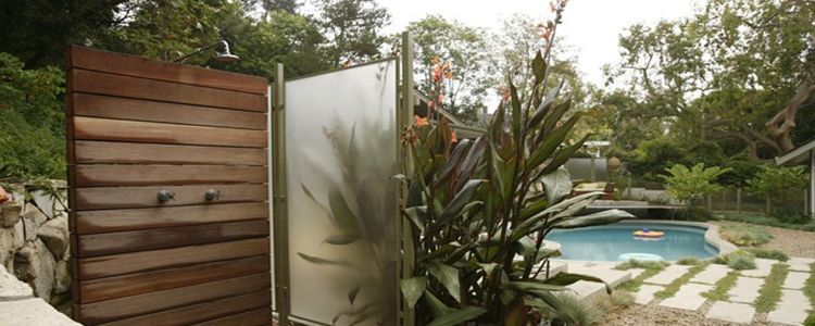 ducha solar en jardín